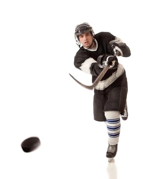 Joueur de hockey sur glace. Studio tourné sur blanc . — Photo