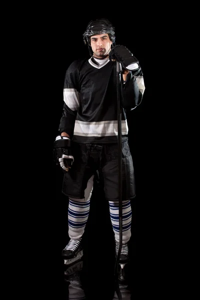 Joueur de hockey sur glace. Studio tourné sur noir . — Photo