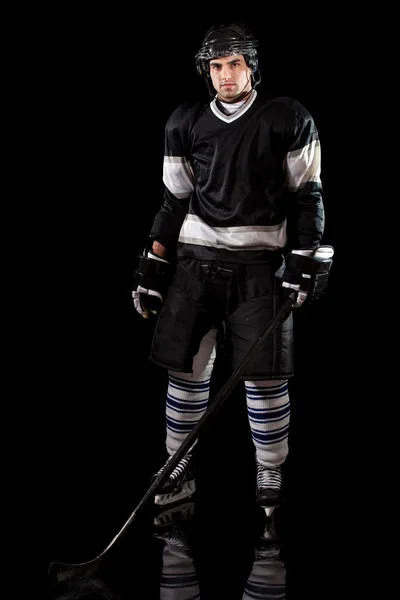 Giocatore di hockey su ghiaccio. Studio girato sopra nero . — Foto Stock