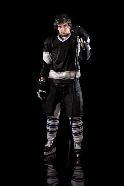 Giocatore di hockey su ghiaccio. Studio girato sopra nero . — Foto Stock