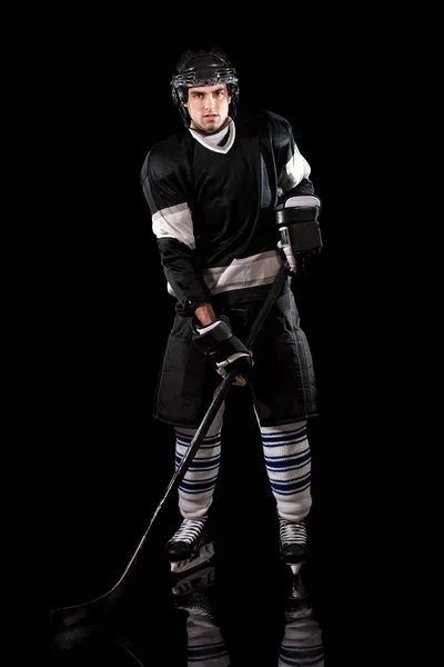 Ijshockeyspeler. studio opname over zwart. — Stockfoto