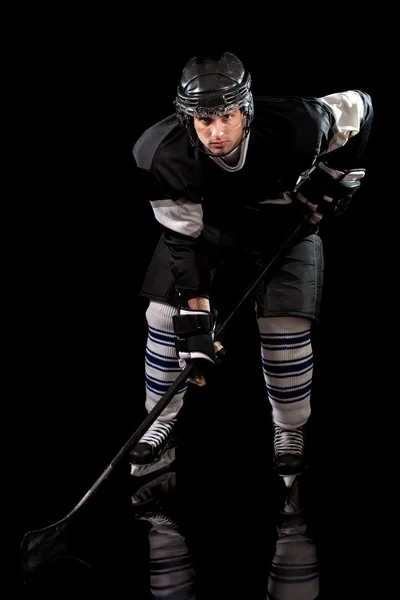 Παίκτης χόκεϋ πάγου. στούντιο πυροβόλησε πάνω από το μαύρο. — Φωτογραφία Αρχείου