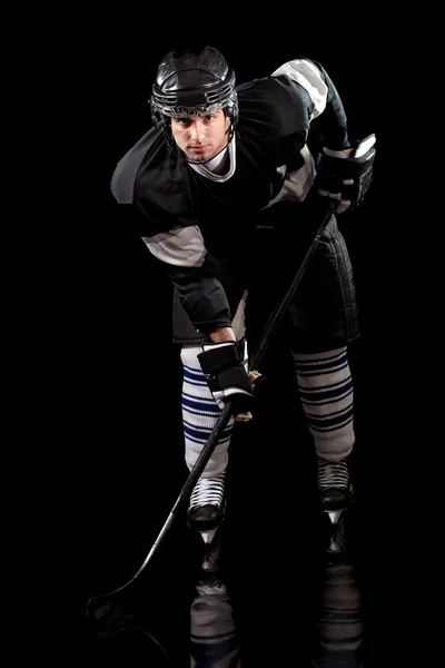 Ijshockeyspeler. studio opname over zwart. — Stockfoto