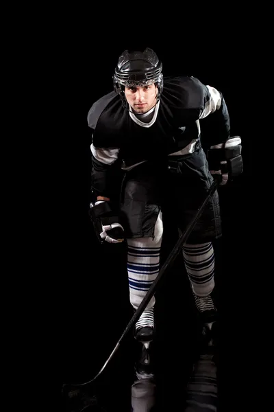 Jugador de hockey sobre hielo. Estudio filmado sobre negro . —  Fotos de Stock