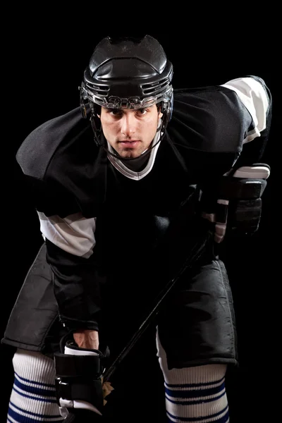 Ishockeyspelare. Studio skott över svart. — Stockfoto