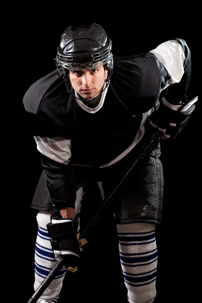 Eishockeyspieler. Studioaufnahme über Schwarz. — Stockfoto