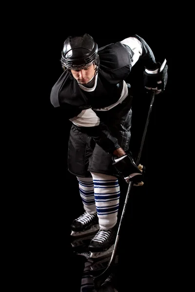 Hokejový obránce. Studio záběr nad černou. — Stock fotografie