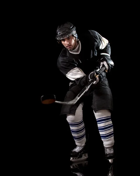 Hokejový obránce. Studio záběr nad černou. — Stock fotografie