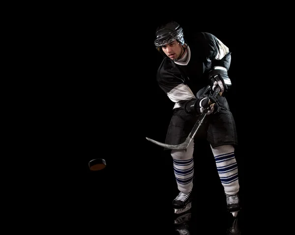 Ishockeyspelare. Studio skott över svart. — Stockfoto