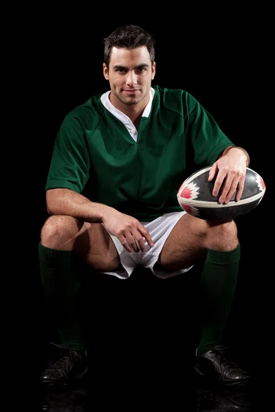 Jugador de rugby masculino. Estudio filmado sobre negro . — Foto de Stock