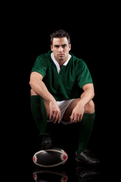 Erkek rugby oyuncusu. siyah ateş studio. — Stok fotoğraf