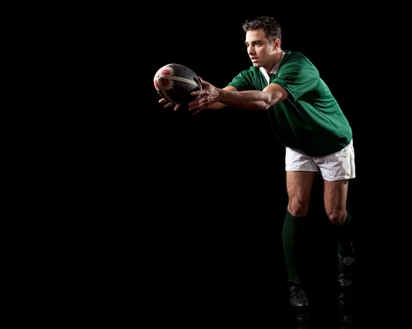 Mannelijke rugbyspeler. studio opname over zwart. — Stockfoto