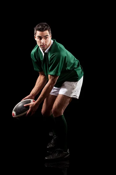 Gracz rugby mężczyzn. łapka na czarno. — Zdjęcie stockowe