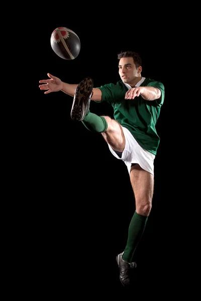 Rugbyspieler. Studioaufnahme über Schwarz. — Stockfoto