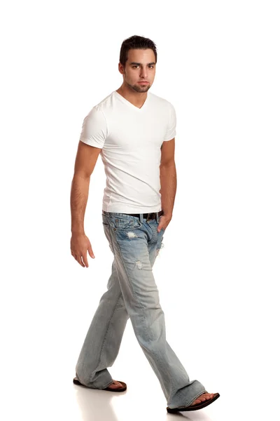 Jovem casual de jeans e t-shirt. Estúdio tiro sobre branco . — Fotografia de Stock