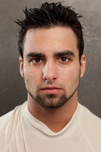 Genç bir adam üzerinde headshot. gri arka planı olan ıslak görünüm. — Stok fotoğraf