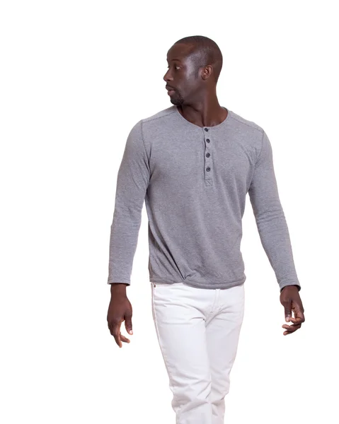 Man in grijs shirt en witte broek. studio opname over Wit. — Stockfoto