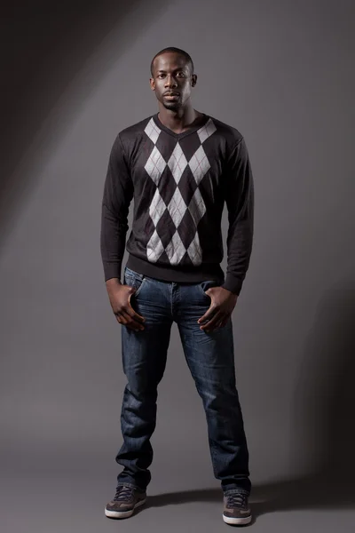 Casual mannelijk model. studio opname over grijs. — Stockfoto