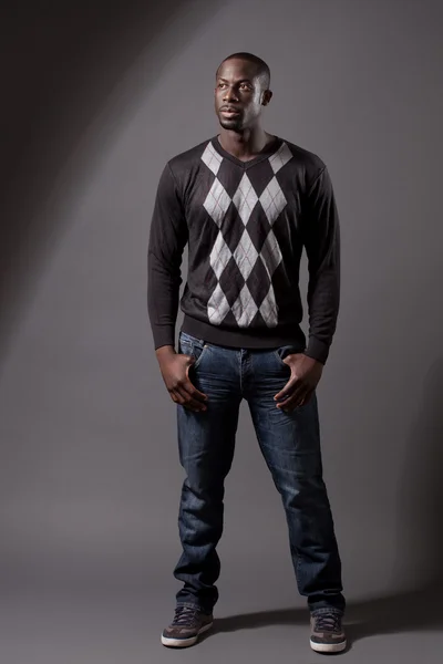 Casual mannelijk model. studio opname over grijs. — Stockfoto