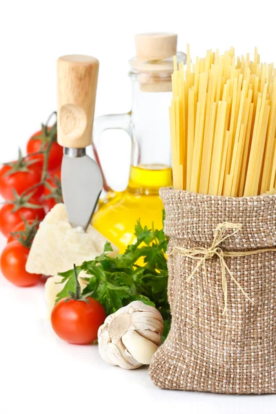 Espaguetis, queso y verduras . — Foto de Stock