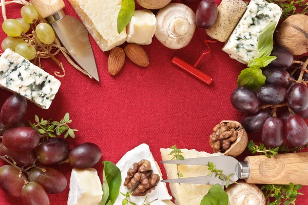 Kaas, noten en wijn. — Stockfoto