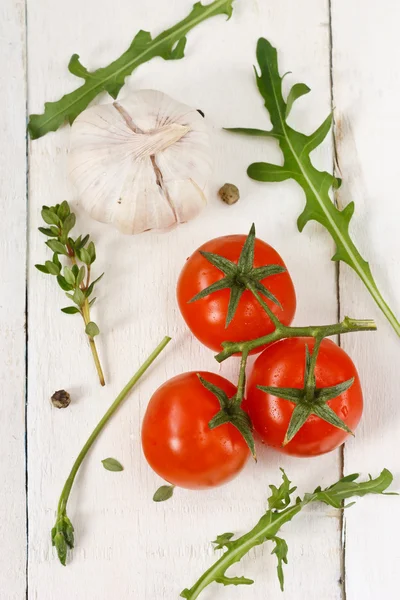 Tomaten, rucola, knoflook en tijm. — Stockfoto