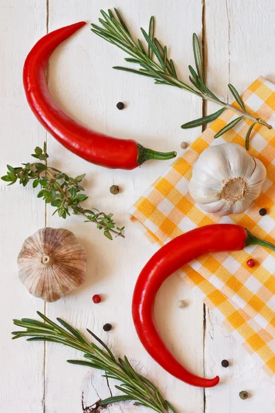 Chilli, česnek a bylinky. — Stock fotografie
