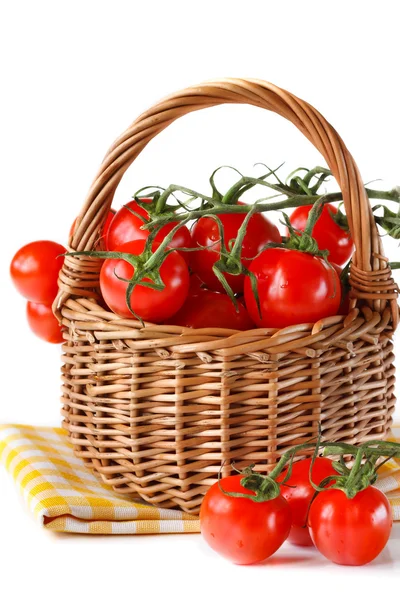 Korb mit Tomaten. — Stockfoto