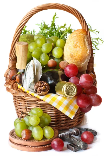 Beautiful basket for picnic. — Stock Photo, Image