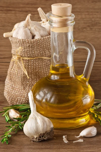 Česnek a olivový olej. — Stock fotografie
