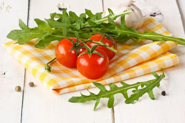 Tomates, rúcula, alho . — Fotografia de Stock