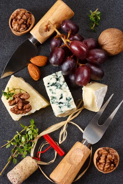 Sýr, hrozny a ořechy. — Stock fotografie