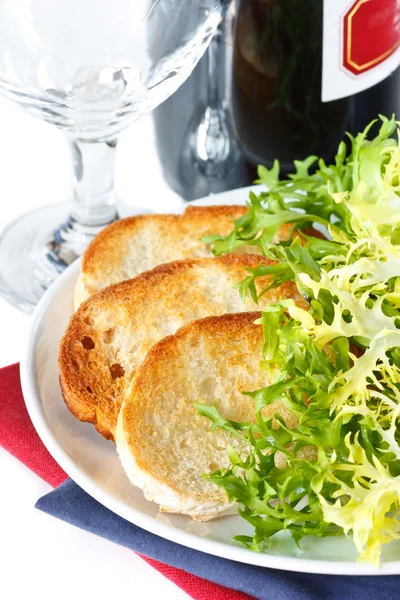 Crusty toastes and salad. — Stock Photo, Image