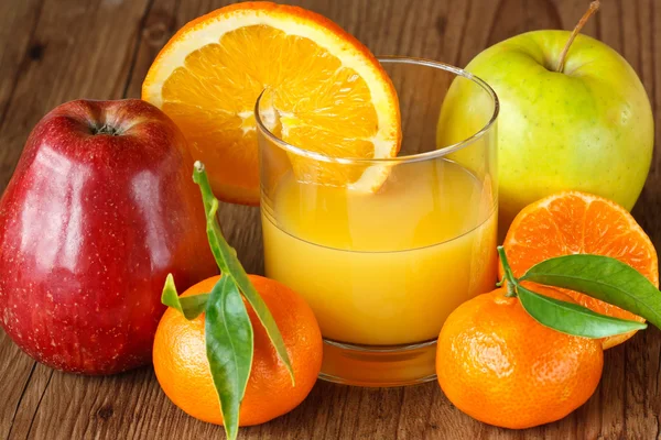 Owoce i sok ze świeżych owoców. — Zdjęcie stockowe