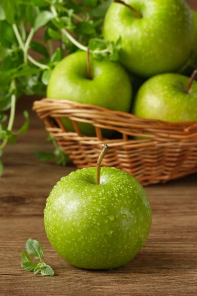 Зеленые яблоки . — стоковое фото