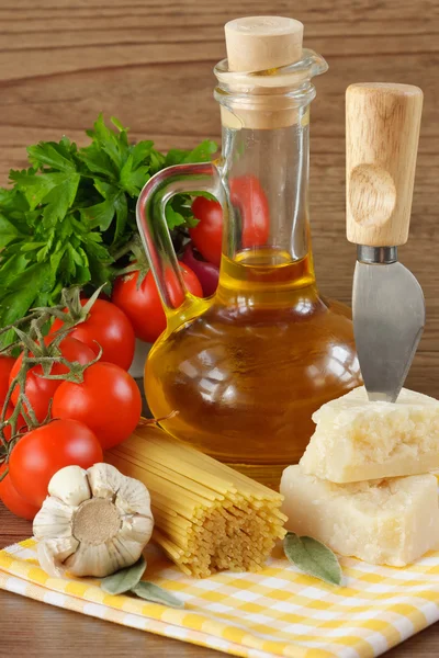 Těstoviny, sýr a zelenina. — Stock fotografie