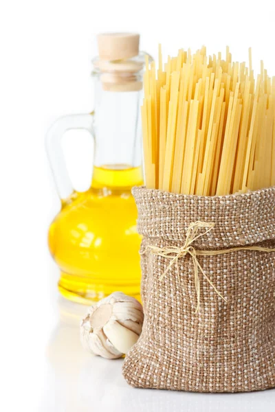 Spaghetti, knoflook en olijfolie. — Stockfoto
