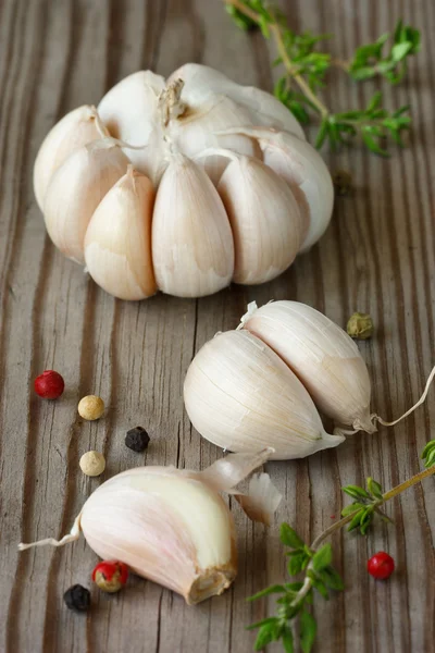 Garlic, thyme and peppercorns. — Stock Photo, Image