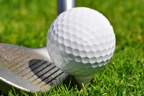 Golfboll och drivrutin — Stockfoto