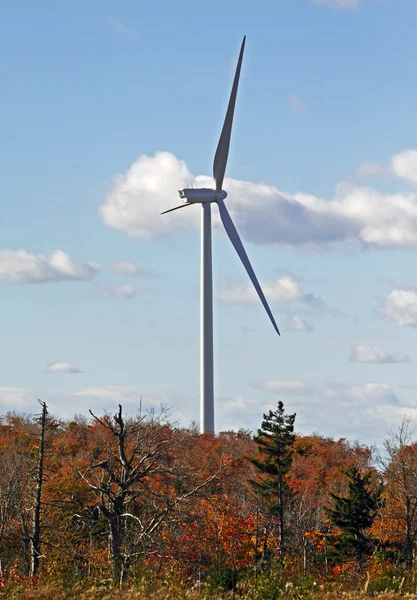 Uma turbina eólica de geração de energia cores de outono — Fotografia de Stock