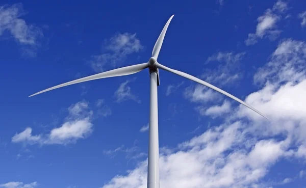 Wind turbine himlen blå moln — Stockfoto