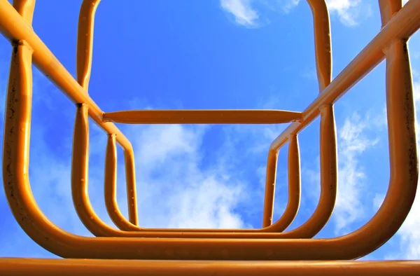 노란색 놀이터 장비 푸른 하늘 — 스톡 사진