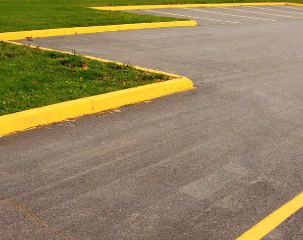 Парковка на парковці жовта смугаста трава Стокове Фото