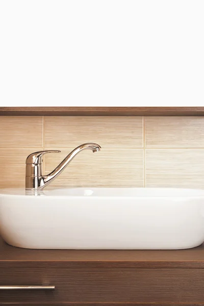 Grifo de agua en el baño con — Foto de Stock