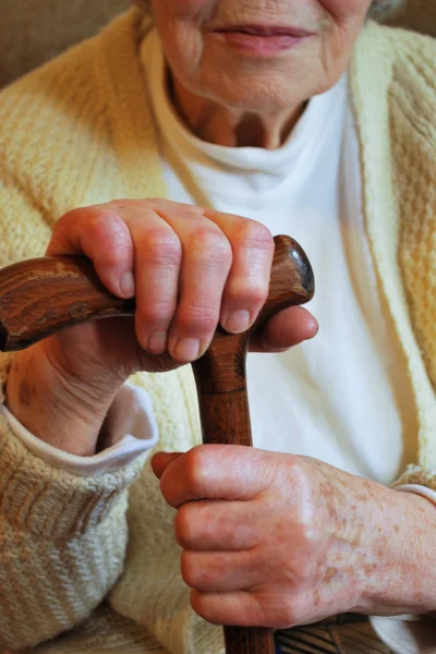 Seniorin hält ihren Gehstock — Stockfoto