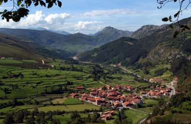 Precioso pueblo en un valle de Cantabria