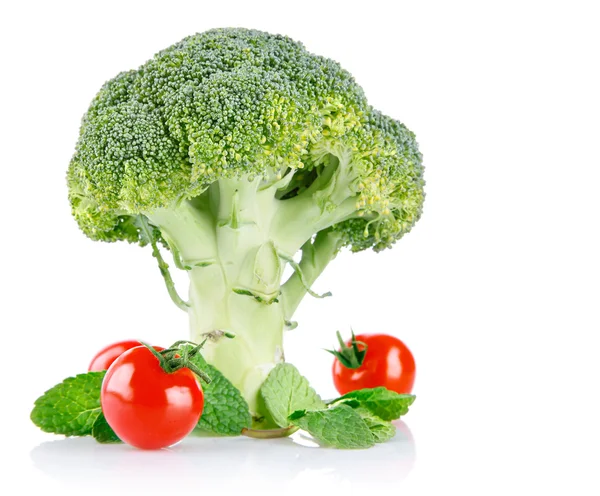 Kool broccoli met tomaten en groene bladeren — Stockfoto
