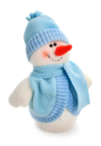 Улыбающаяся снеговик игрушка в шарфе и кепке — стоковое фото