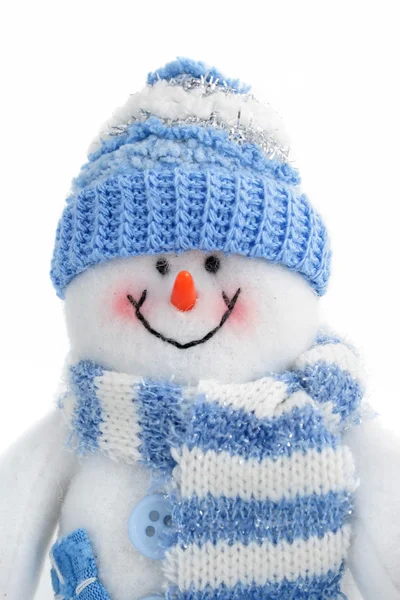 Улыбающаяся снеговик игрушка в шарфе и кепке — стоковое фото
