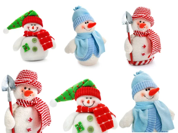 Juguete muñeco de nieve sonriente vestido con bufanda y gorra — Foto de Stock